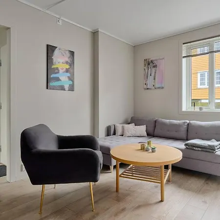 Sentrumsnaer Og Romslig 4-roms شقة *