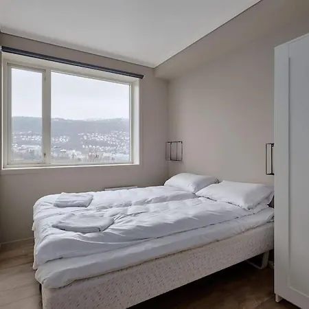 شقة Sentrumsnaer Og Romslig 4-roms *