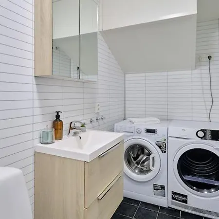 Sentrumsnaer Og Romslig 4-roms *